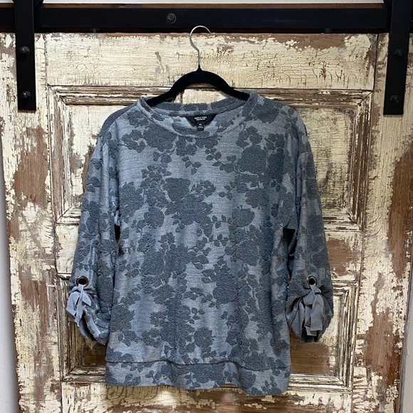 Simply Vera Vera Wang Gray Floral Textured Sweatshirt, 3/4 Sleeves, Size PL - Picture 1 of 7